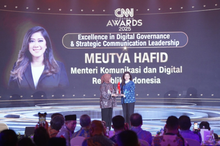 Apresiasi Tata Kelola Digital: Meutya Hafid Raih Excellence Award dari CNN Indonesia