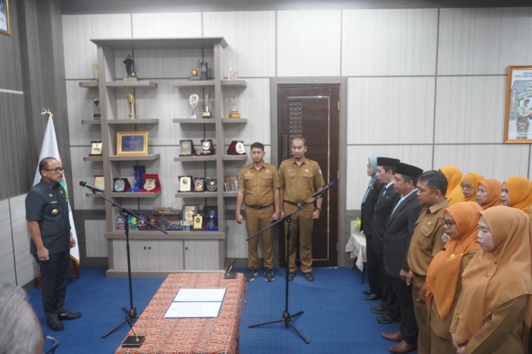 Suhardi Duka Lantik 13 Pejabat Administrator dan Pengawas di RSUD Sulbar