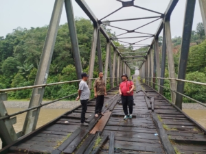 Antisipasi Rusak Berat, Surya Yuliawan Tinjau Jembatan Sungai Bonehau