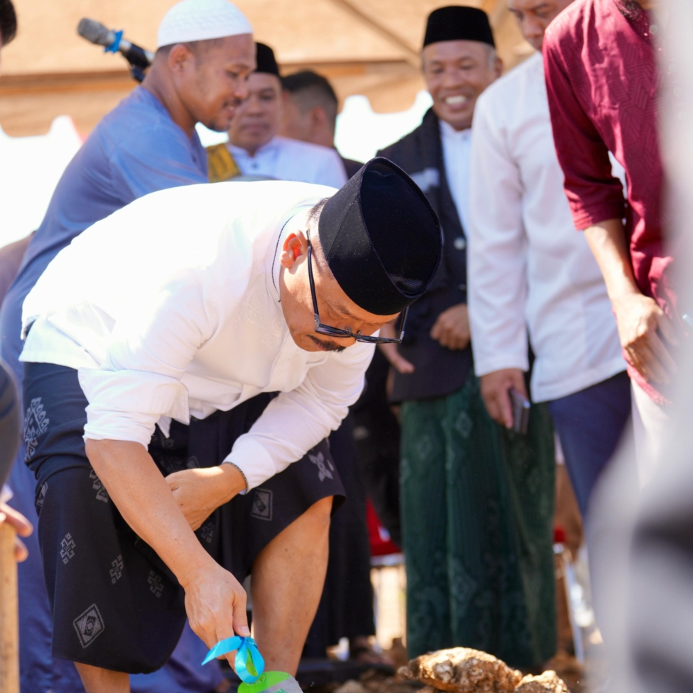 Gubernur Sulbar Letakkan Batu Pertama Masjid An-Nur Mamuju