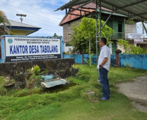 Ridwan Djafar Inspeksi  Objek Penerima Bantuan Internet Sulbar Digital di Desa Tabolang