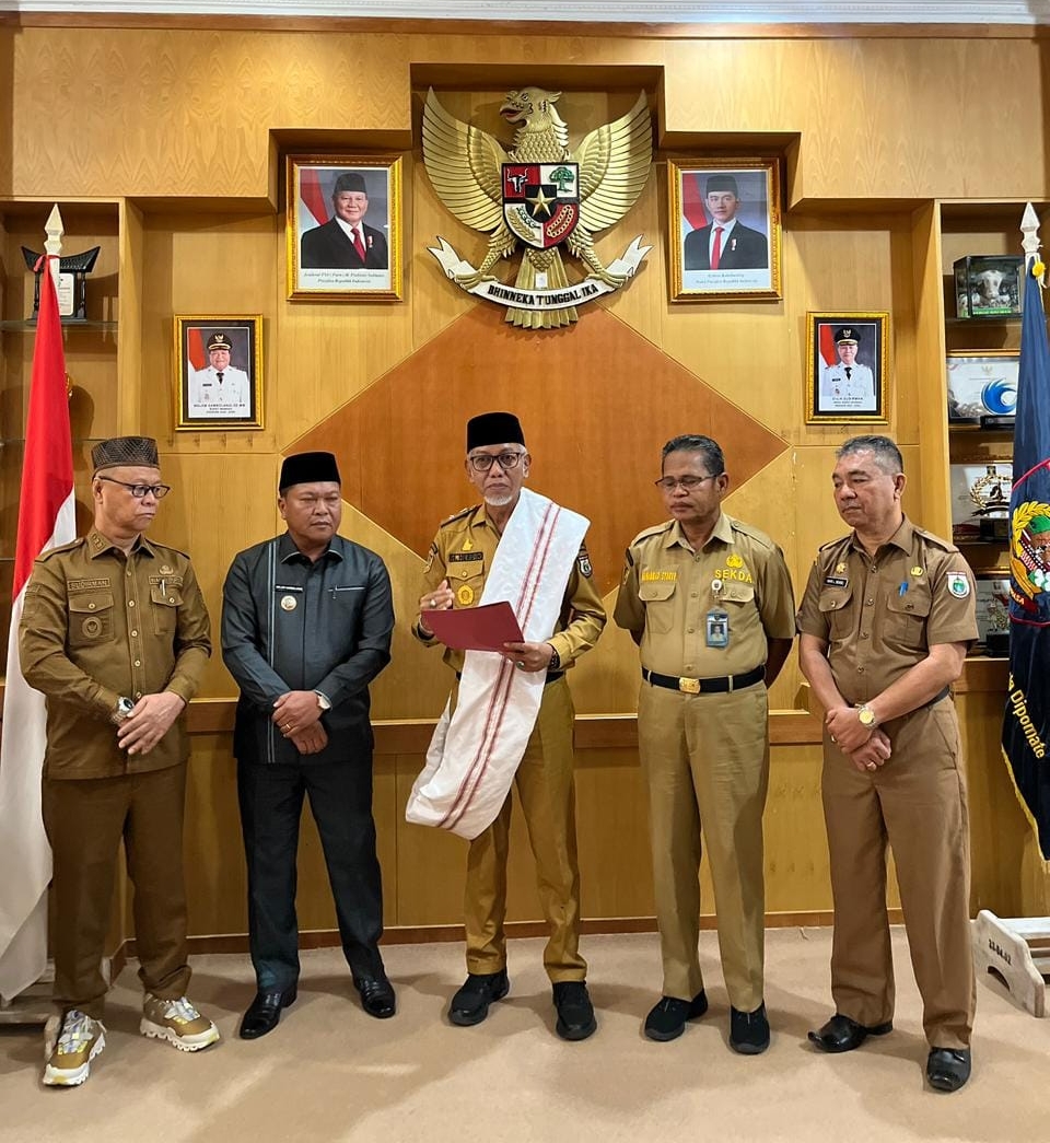 Herdin Ismail Serahkan Hasil Seleksi Tiga Besar JPT Pratama Mamasa