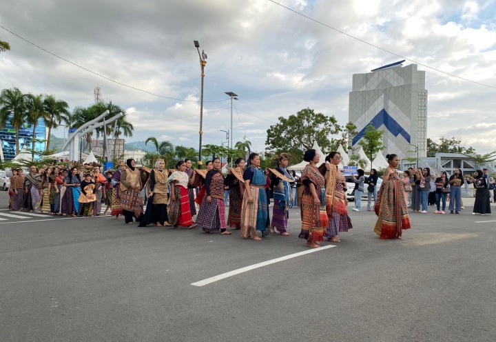 Dispoparekraf Sulbar Gelar Fashion Show di Landscape Mamuju hingga Bundaran Maleo