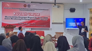 Syakran Rudy Paparkan Keuangan Negara di Universitas Muhammadiyah Mamuju