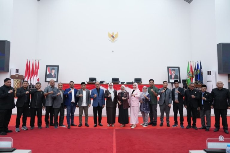 Gubernur Jawab Pandangan Fraksi DPRD Sulbar, APBD 2027 Disepakati Dilanjutkan Pembahasannya